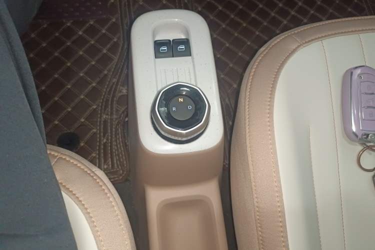Used Geely Galaxy Panda 2023 Panda Mini 200km Endurance Bear Gear Lever