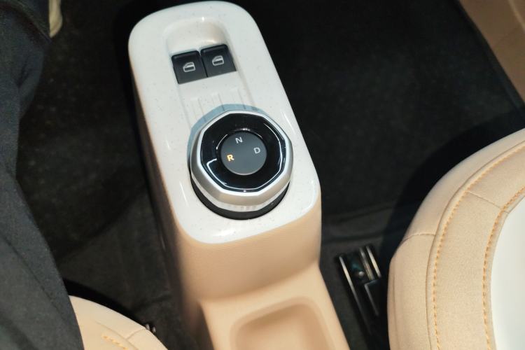 Used Geely Galaxy Panda 2023 Panda Mini 200km Endurance Bear Gear Lever