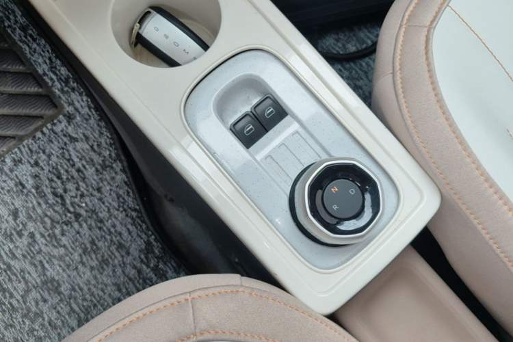 Used Geely Galaxy Panda 2023 Panda Mini 200km Endurance Bear Gear Lever