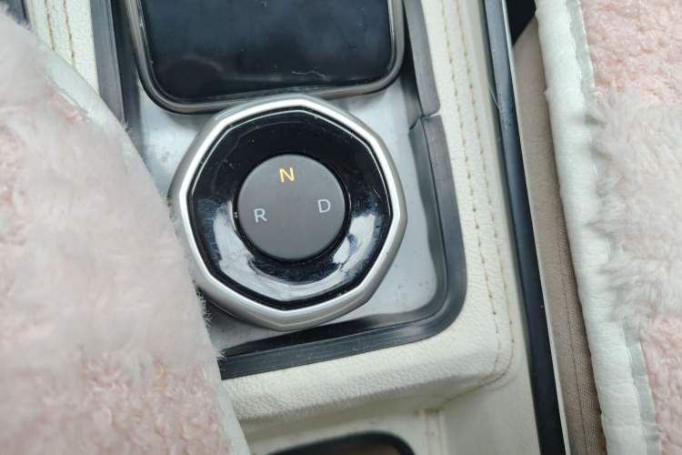 Used Geely Galaxy Panda 2023 Panda Mini 200km Endurance Bear Gear Lever