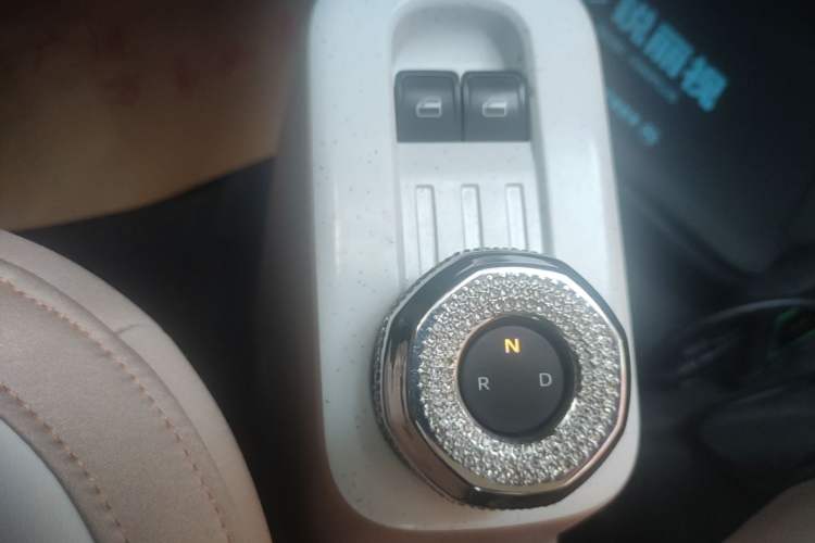 Used Geely Galaxy Panda 2023 Panda Mini 200km Endurance Bear Gear Lever