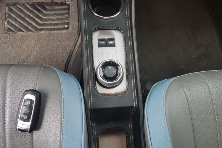 Used Geely Galaxy Panda 2023 Panda Mini 200km Endurance Bear Gear Lever