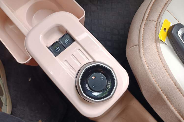 Used Geely Galaxy Panda 2023 Panda Mini 200km Endurance Bear Gear Lever