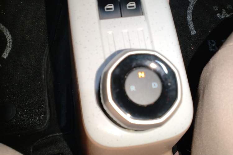 Used Geely Galaxy Panda 2023 Panda Mini 200km Endurance Bear Gear Lever