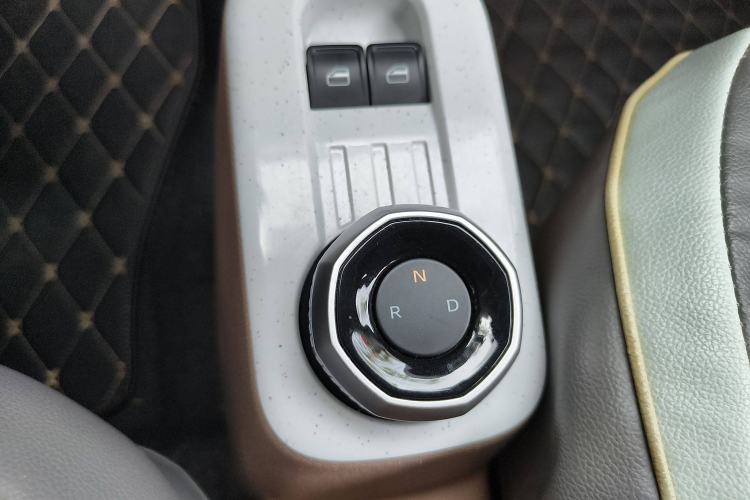 Used Geely Galaxy Panda 2023 Panda Mini 200km Endurance Bear Gear Lever