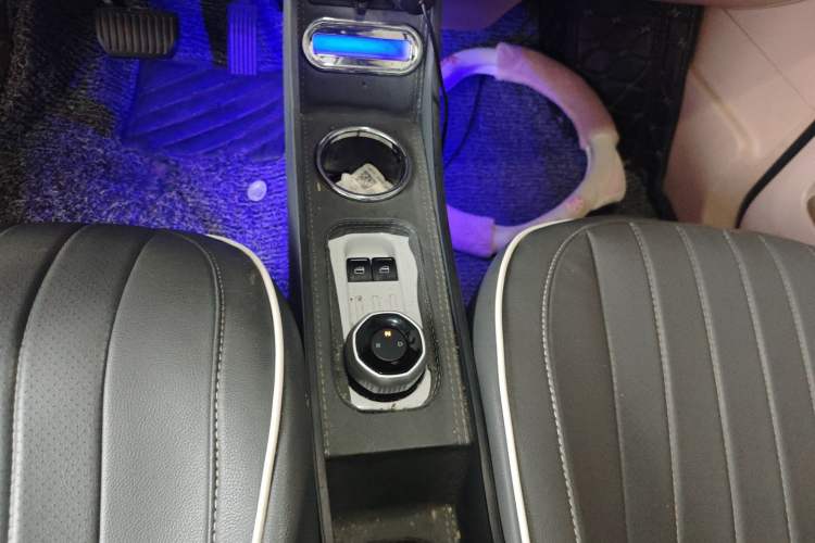 Used Geely Galaxy Panda 2023 Panda Mini 200km Endurance Bear Gear Lever