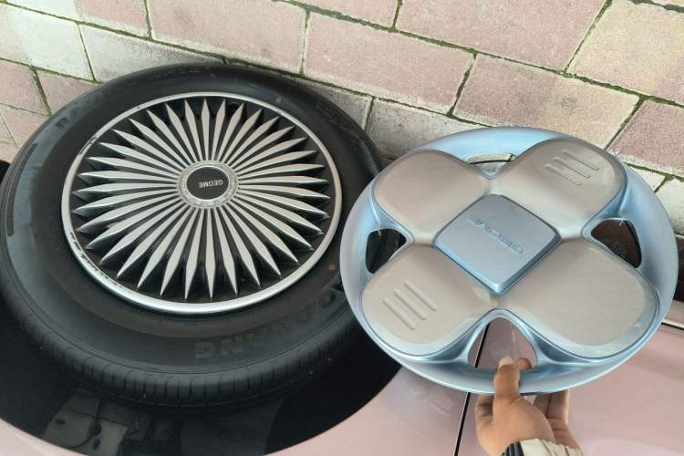Used Geely Galaxy Panda 2023 Panda Mini 200km Endurance Bear Right Front Wheel Hub