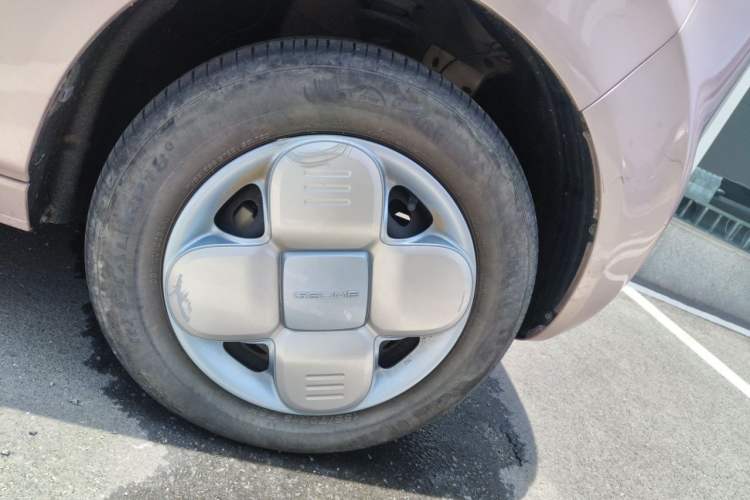 Used Geely Galaxy Panda 2023 Panda Mini 200km Little Yellow Duck Limited Edition — Happy as Can Be Right Front Wheel Hub