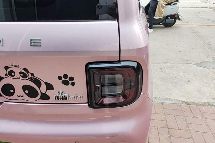 Used Geely Galaxy Panda 2023 Panda Mini 200km Endurance Bear Right Rear Taillight