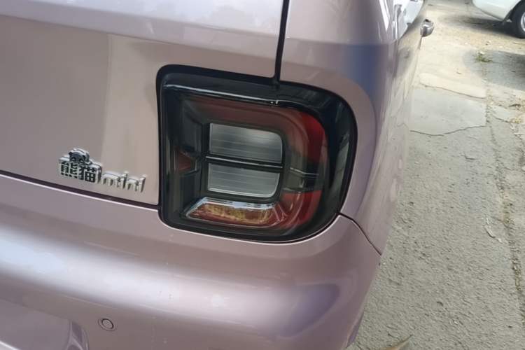 Used Geely Galaxy Panda 2023 Panda Mini 200km Endurance Bear Right Rear Taillight