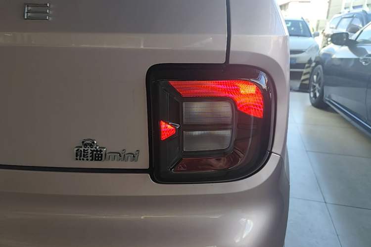 Used Geely Galaxy Panda 2023 Panda Mini 200km Endurance Bear Right Rear Taillight