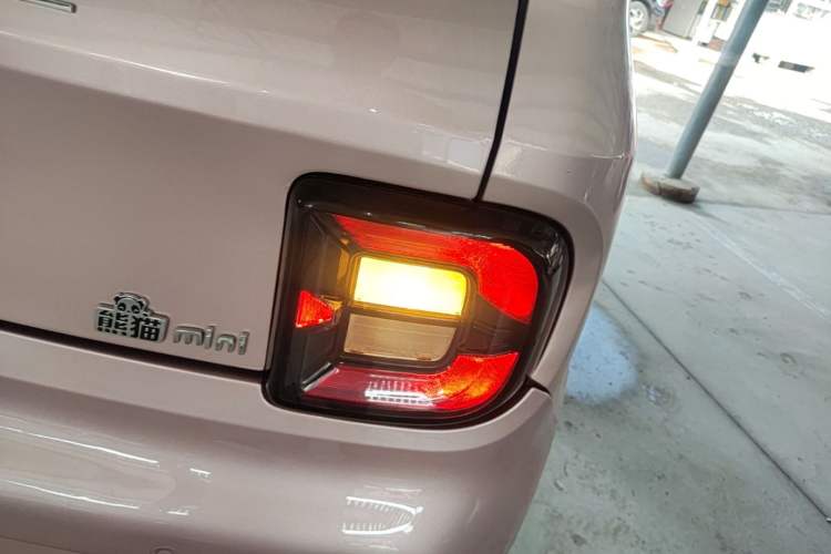 Used Geely Galaxy Panda 2023 Panda Mini 200km "Lucky Duck" Limited Edition – Lucky You! Right Rear Taillight