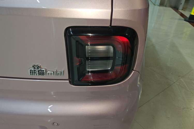 Used Geely Galaxy Panda 2023 Panda Mini 200km Endurance Bear Right Rear Taillight