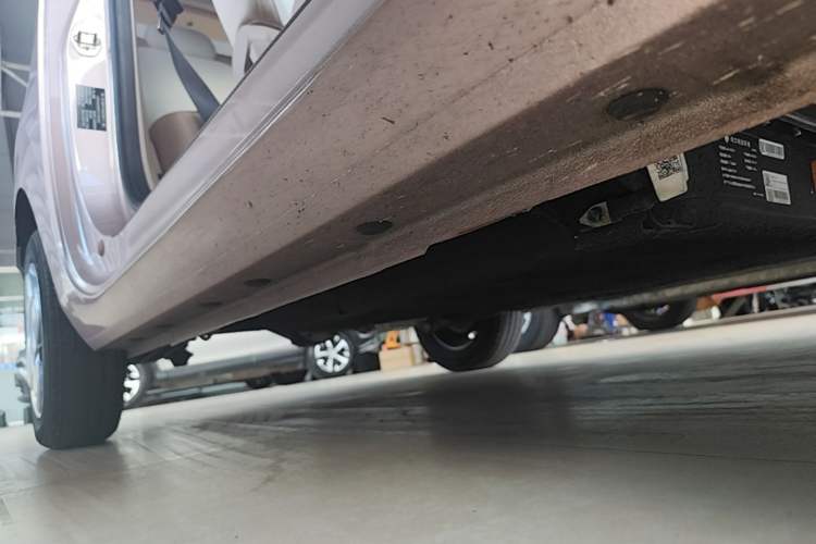 Used Geely Galaxy Panda 2023 Panda Mini 200km Endurance Bear Right Side Sill