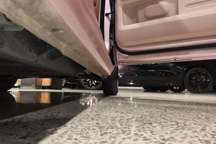 Used Geely Galaxy Panda 2023 Panda Mini 200km Endurance Bear Right Side Sill