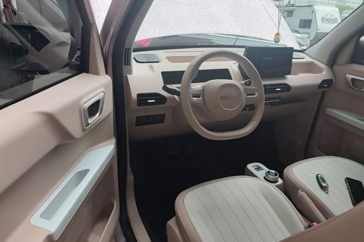 Used Geely Galaxy Panda 2023 Panda Mini 200km Endurance Bear Steering Wheel