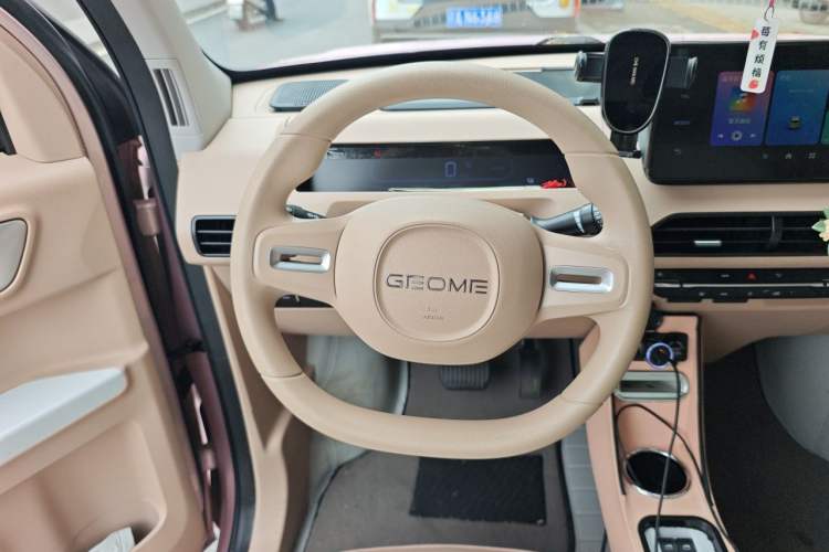 Used Geely Galaxy Panda 2023 Panda Mini 200km Endurance Bear Steering Wheel