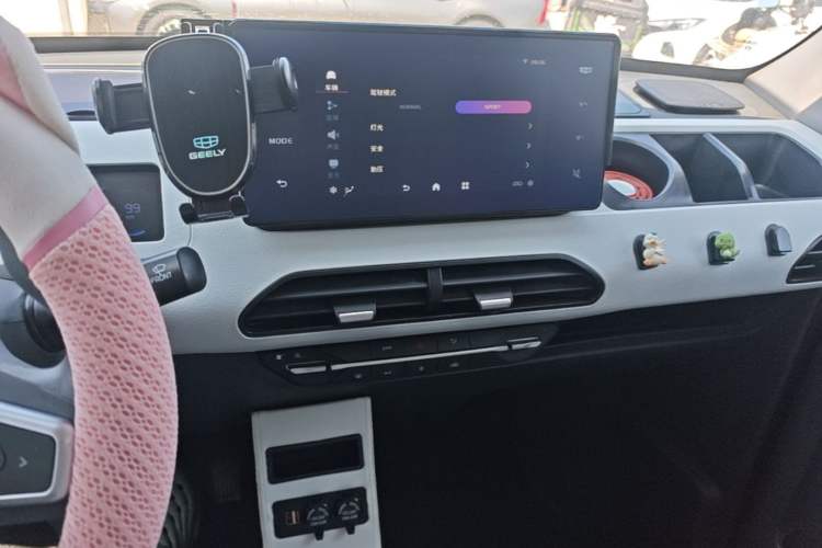 Used Geely Galaxy Panda 2023 Panda Mini 200km Endurance Bear Audio And AC Panel