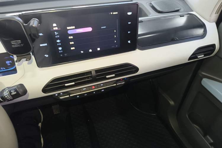 Used Geely Galaxy Panda 2023 Panda Mini 200km Endurance Bear Audio And AC Panel
