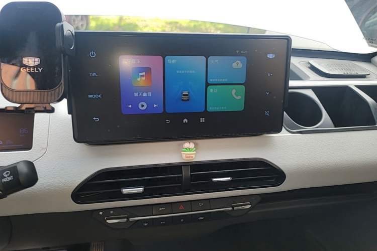 Used Geely Galaxy Panda 2023 Panda Mini 200km Endurance Bear Audio And AC Panel