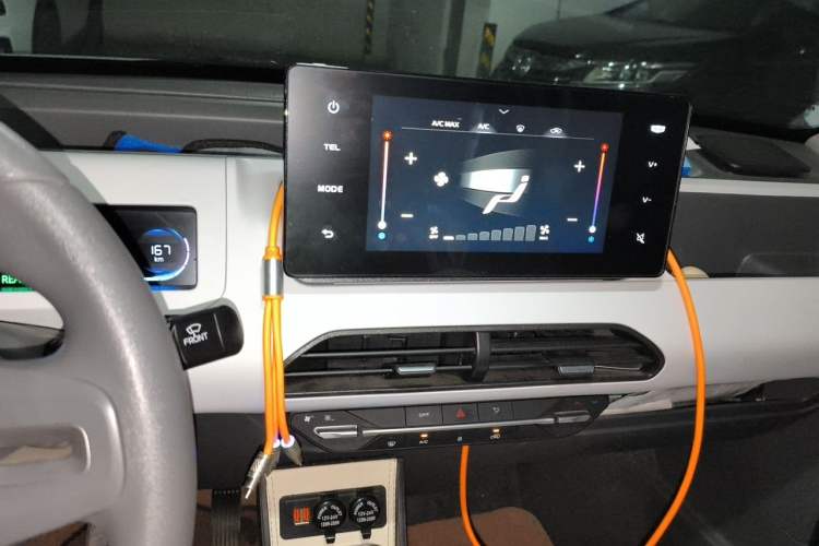 Used Geely Galaxy Panda 2023 Panda Mini 200km Endurance Bear Audio And AC Panel