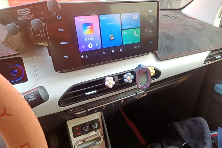 Used Geely Galaxy Panda 2023 Panda Mini 200km Endurance Bear Audio And AC Panel