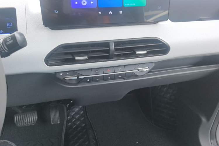 Used Geely Galaxy Panda 2023 Panda Mini 200km Endurance Bear Audio And AC Panel