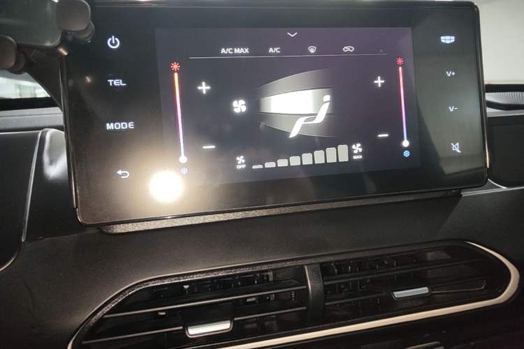 Used Geely Galaxy Panda 2023 Panda Mini 200km Endurance Bear Audio And AC Panel