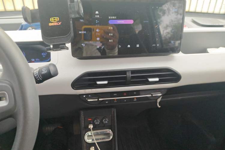 Used Geely Galaxy Panda 2023 Panda Mini 200km Endurance Bear Audio And AC Panel
