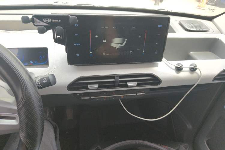 Used Geely Galaxy Panda 2023 Panda Mini 200km Endurance Bear Audio And AC Panel