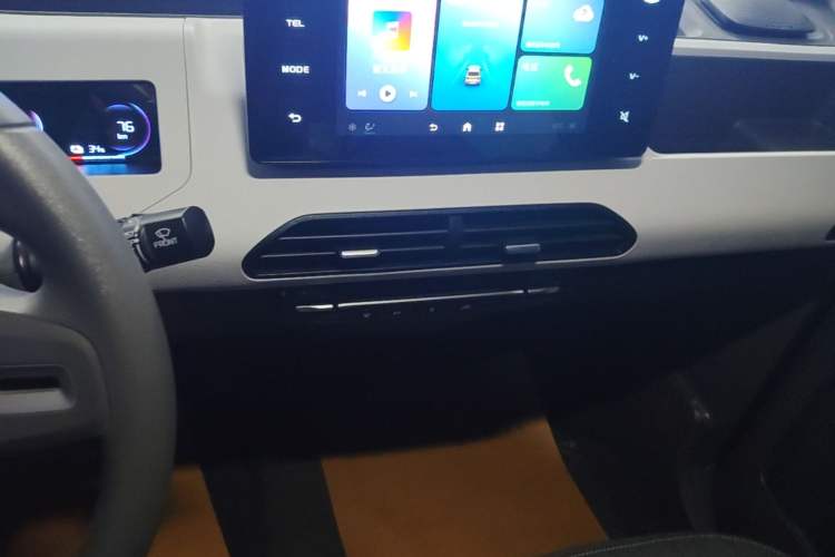 Used Geely Galaxy Panda 2023 Panda Mini 200km Endurance Bear Audio And AC Panel