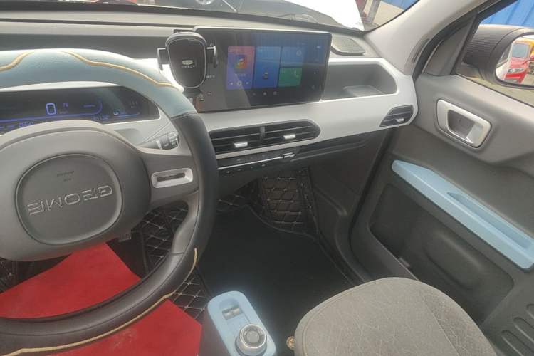 Used Geely Galaxy Panda 2023 Panda Mini 200km Endurance Bear Audio And AC Panel