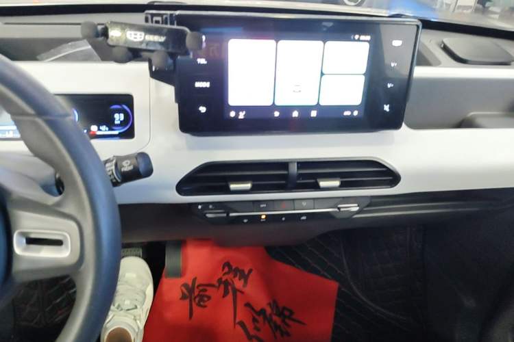 Used Geely Galaxy Panda 2023 Panda Mini 200km Endurance Bear Audio And AC Panel