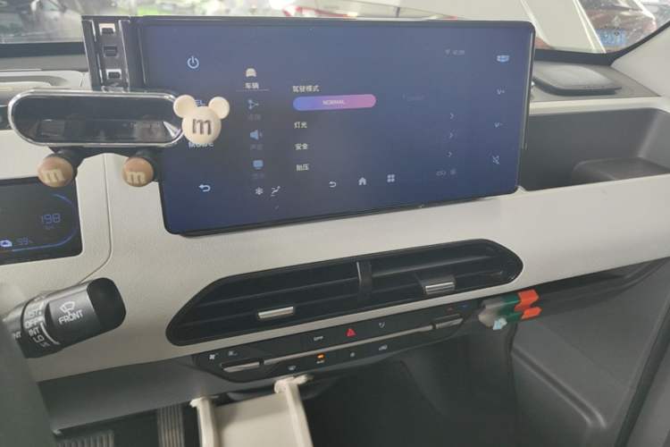 Used Geely Galaxy Panda 2023 Panda Mini 200km Endurance Bear Audio And AC Panel
