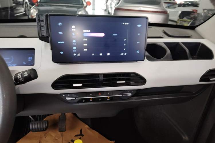 Used Geely Galaxy Panda 2023 Panda Mini 200km Endurance Bear Audio And AC Panel