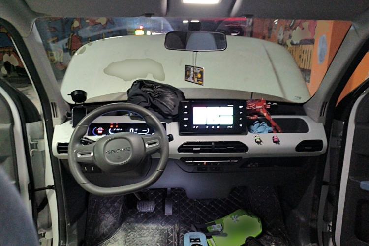 Used Geely Galaxy Panda 2023 Panda Mini 200km Endurance Bear Center Console