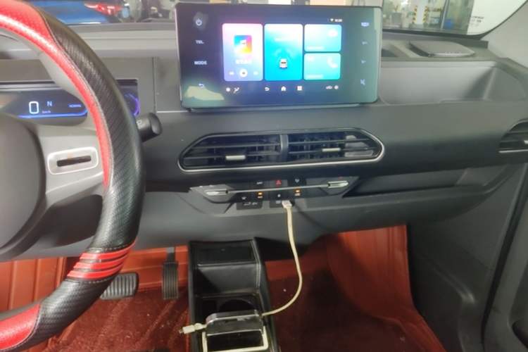 Used Geely Galaxy Panda 2023 Panda Mini 200km Endurance Bear Center Console