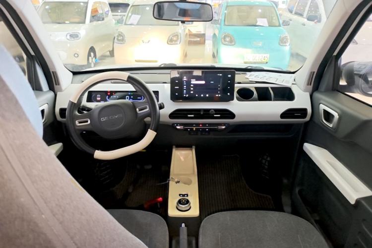 Used Geely Galaxy Panda 2023 Panda Mini 200km Endurance Bear Center Console