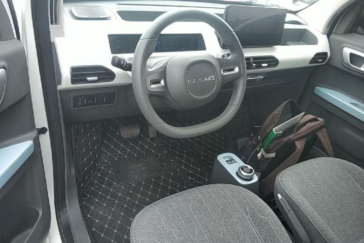 Used Geely Galaxy Panda 2023 Panda Mini 200km Dynamic Bear Center Console
