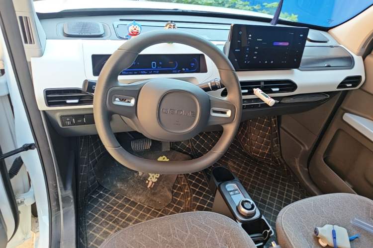 Used Geely Galaxy Panda 2023 Panda Mini 200km Endurance Bear Center Console