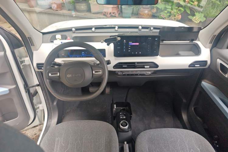 Used Geely Galaxy Panda 2023 Panda Mini 200km Endurance Bear Center Console