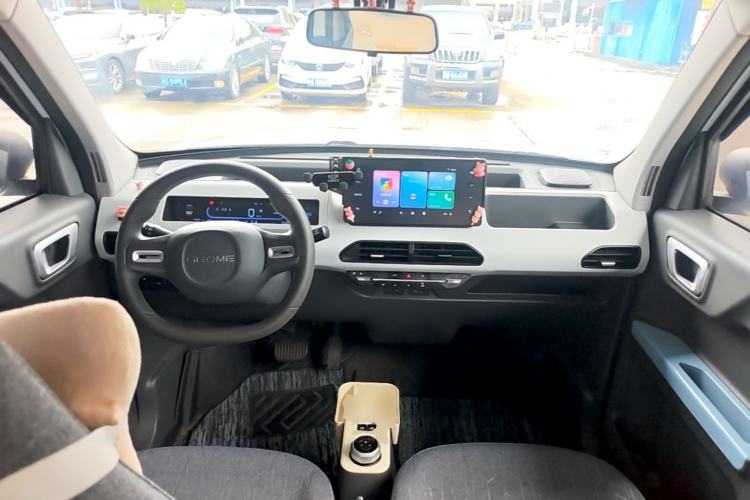 Used Geely Galaxy Panda 2023 Panda Mini 200km Endurance Bear Center Console