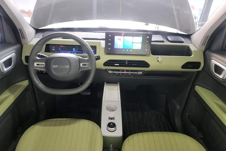 Used Geely Galaxy Panda 2023 Panda Mini 200km Endurance Bear Center Console