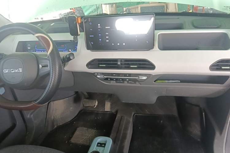 Used Geely Galaxy Panda 2023 Panda Mini 200km Dynamic Bear Center Console