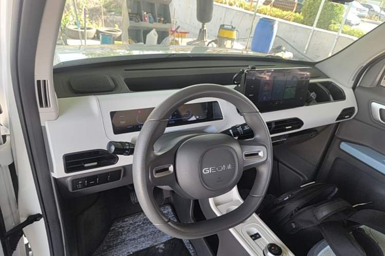 Used Geely Galaxy Panda 2023 Panda Mini 200km Endurance Bear Center Console