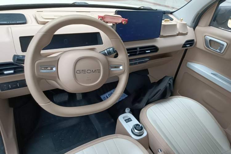 Used Geely Galaxy Panda 2023 Panda Mini 200km Endurance Bear Center Console