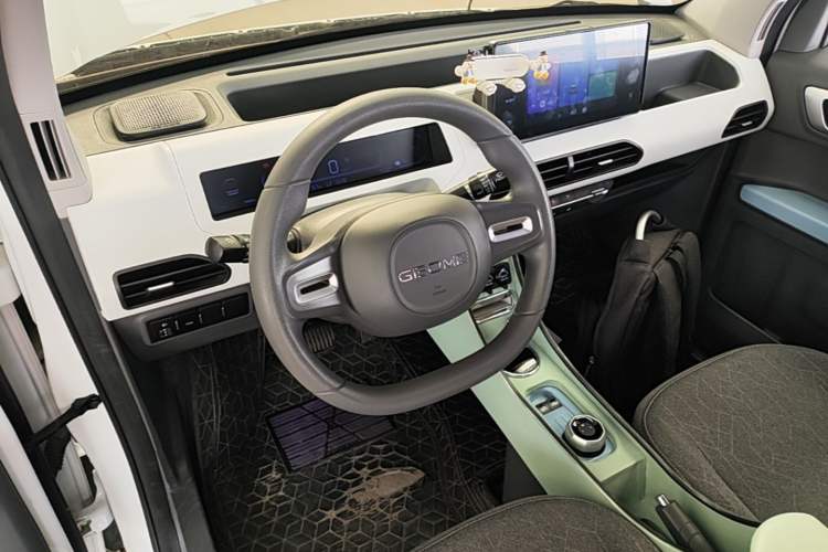 Used Geely Galaxy Panda 2023 Panda Mini 200km Endurance Bear Center Console