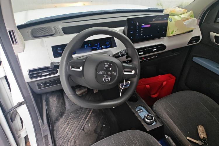 Used Geely Galaxy Panda 2023 Panda Mini 200km Endurance Bear Center Console
