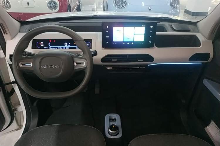 Used Geely Galaxy Panda 2023 Panda Mini 200km Endurance Bear Center Console