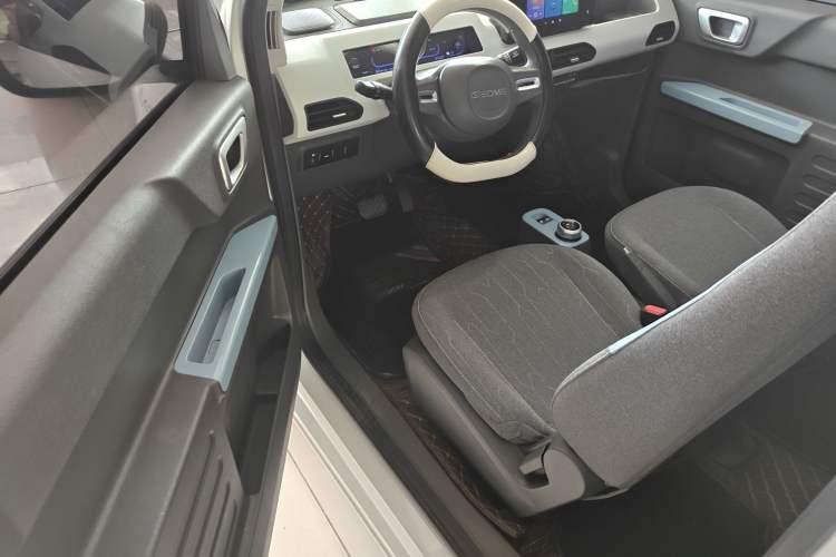Used Geely Galaxy Panda 2023 Panda Mini 200km Endurance Bear Driver Seat